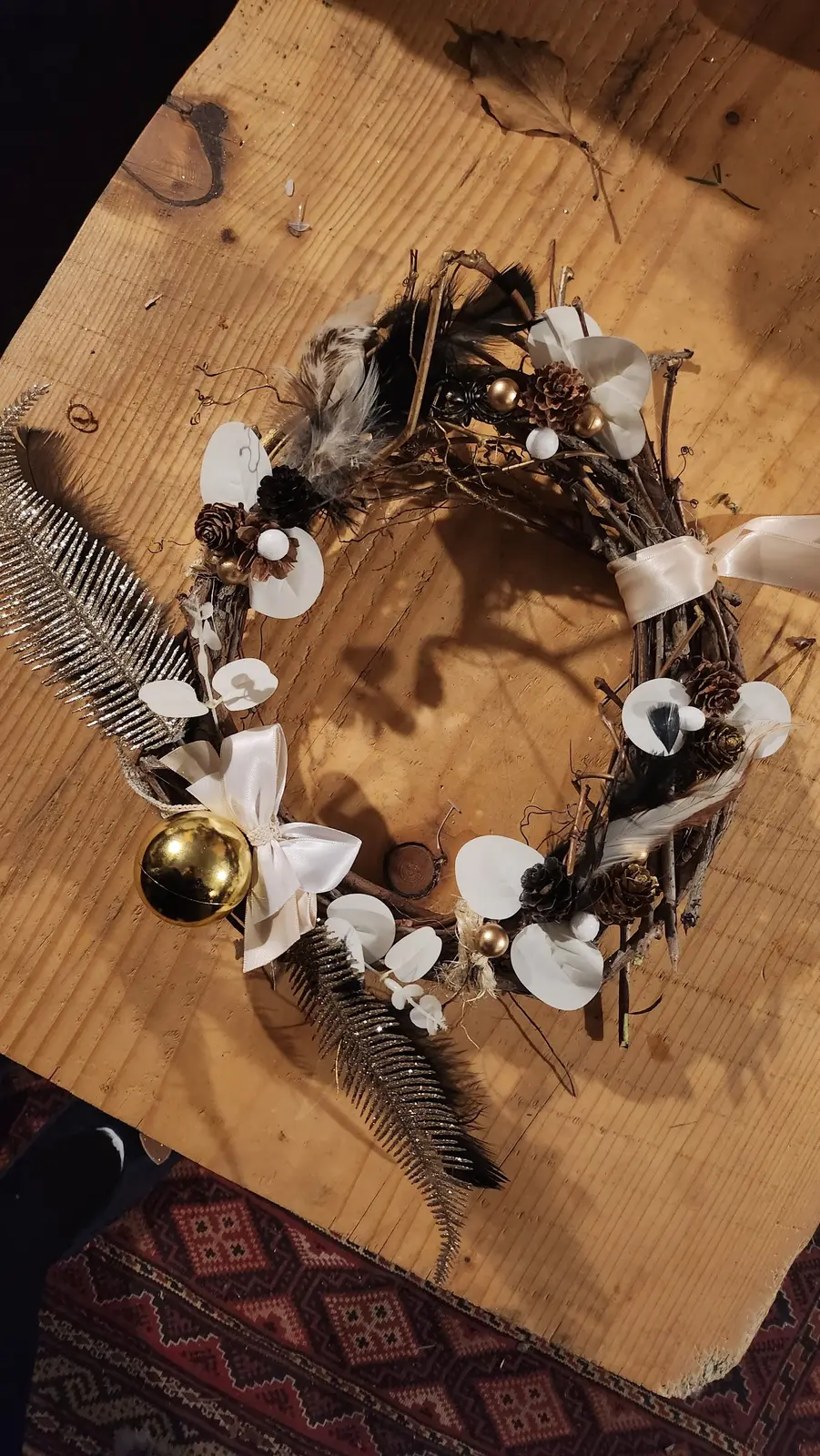 Préparation d'une couronne décorative avec des matériaux de récupération